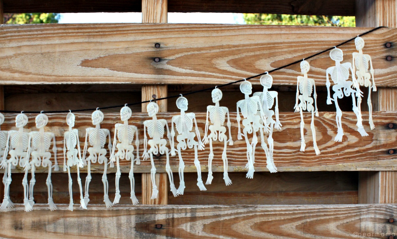 Nobody likes expensive Halloween decorations! Here is a cheap and easy way to make a fun skeleton garland for Halloween from the dollar store.