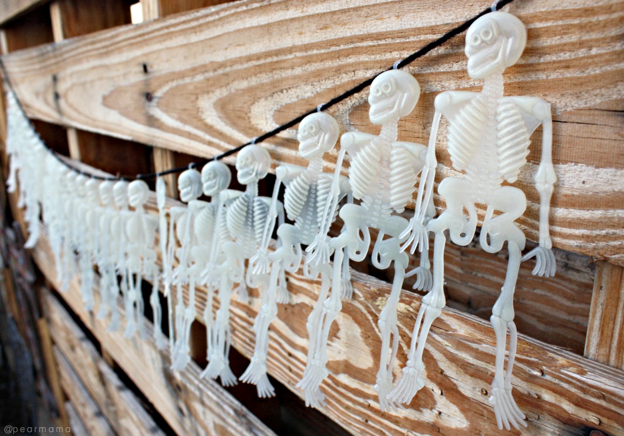 Dollar Store DIY: Halloween Skeleton Garland | Pearmama